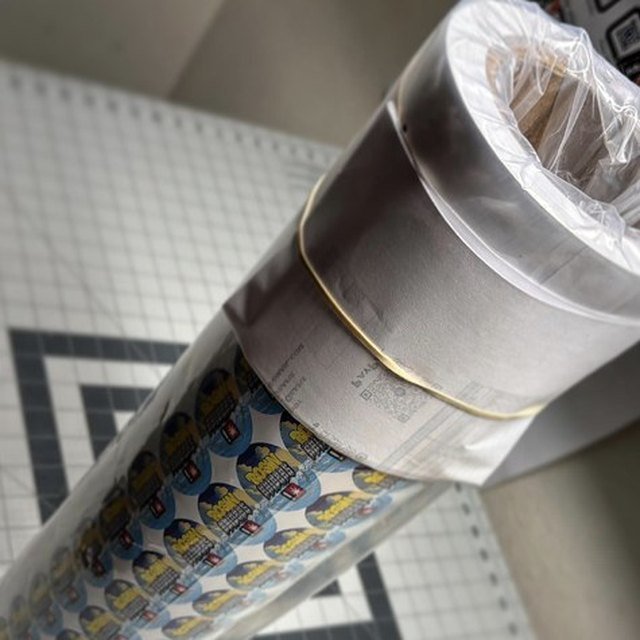 Holographic roll labels